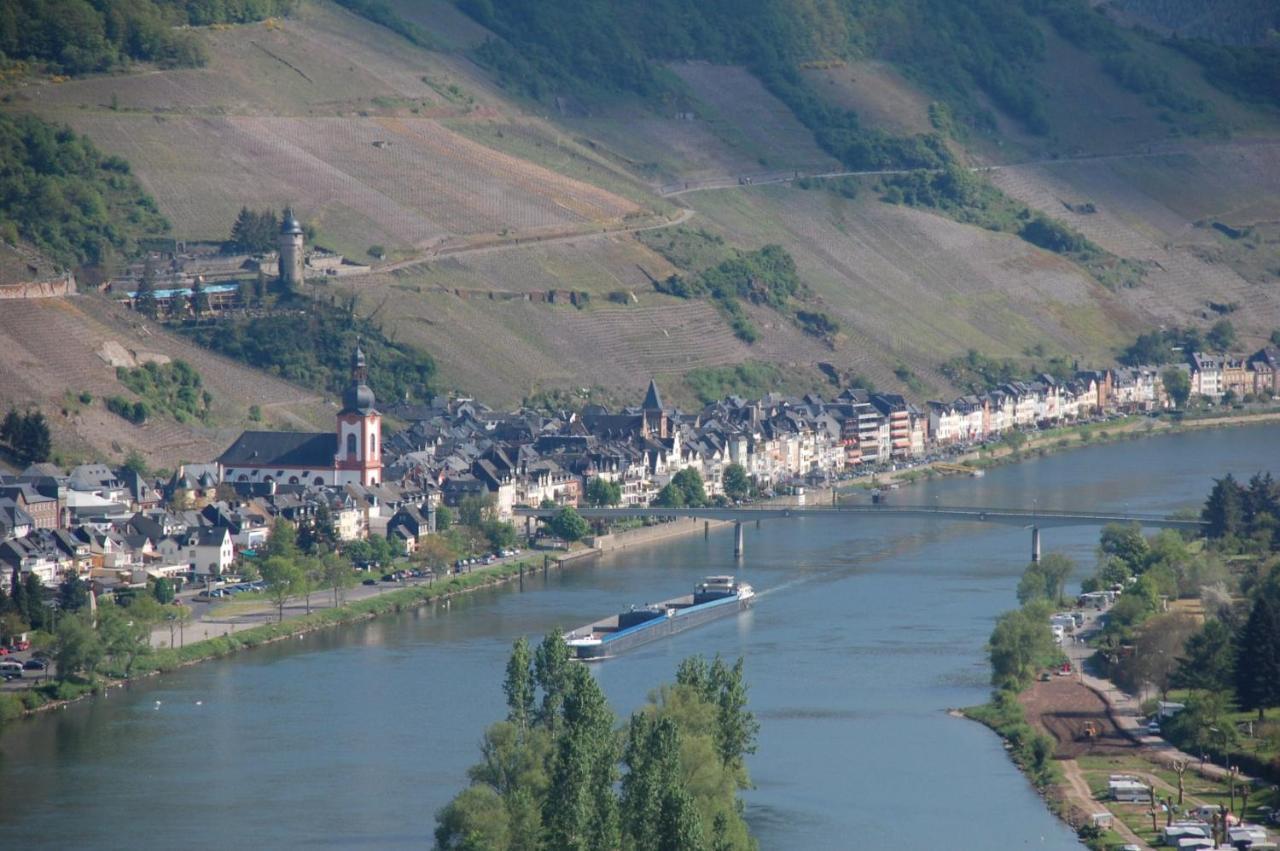 Weingut Helmut Barzen Apartment Zell an der Mosel Exterior photo